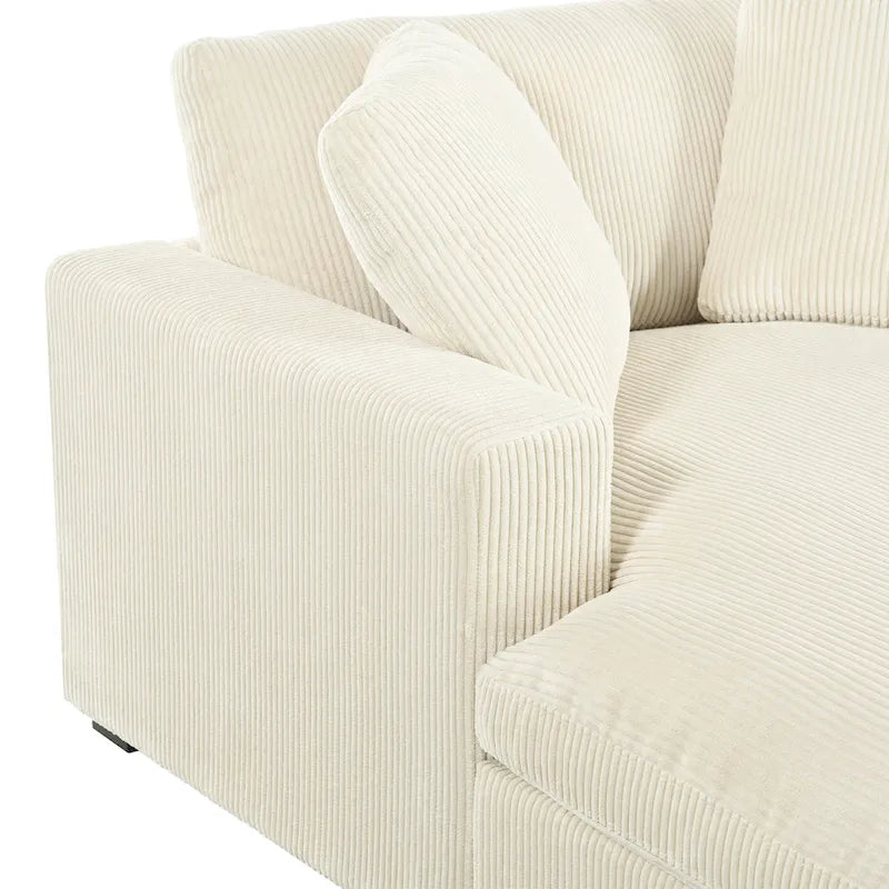 Sillón tapizado grande color beige, tela de felpa, con capacidad para 1 o 2 personas.