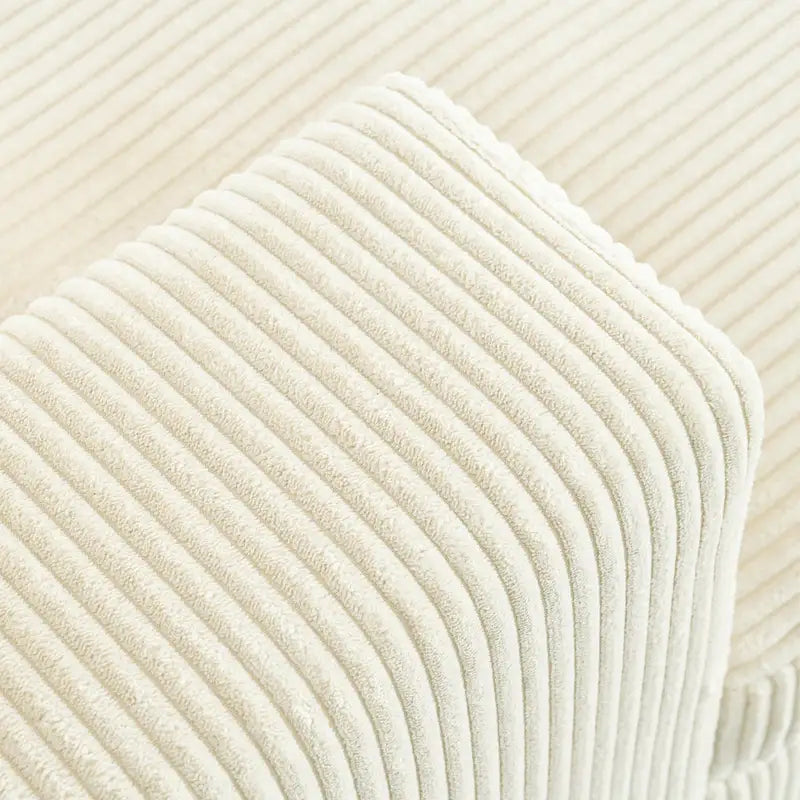 Sillón tapizado grande color beige, tela de felpa, con capacidad para 1 o 2 personas.