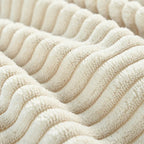 Sillón tapizado grande color beige, tela de felpa, con capacidad para 1 o 2 personas.