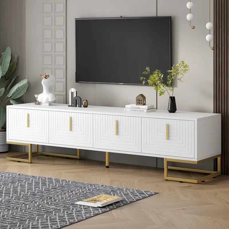 Mueble de TV blanco y dorado, 4 puertas con patrón geométrico, apto para televisores de hasta 80"