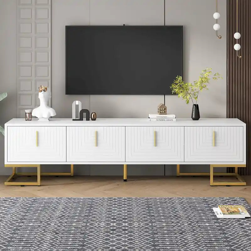 Mueble de TV blanco y dorado, 4 puertas con patrón geométrico, apto para televisores de hasta 80"