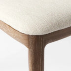 Silla de comedor sin brazos Clara con asiento crema y madera marrón claro